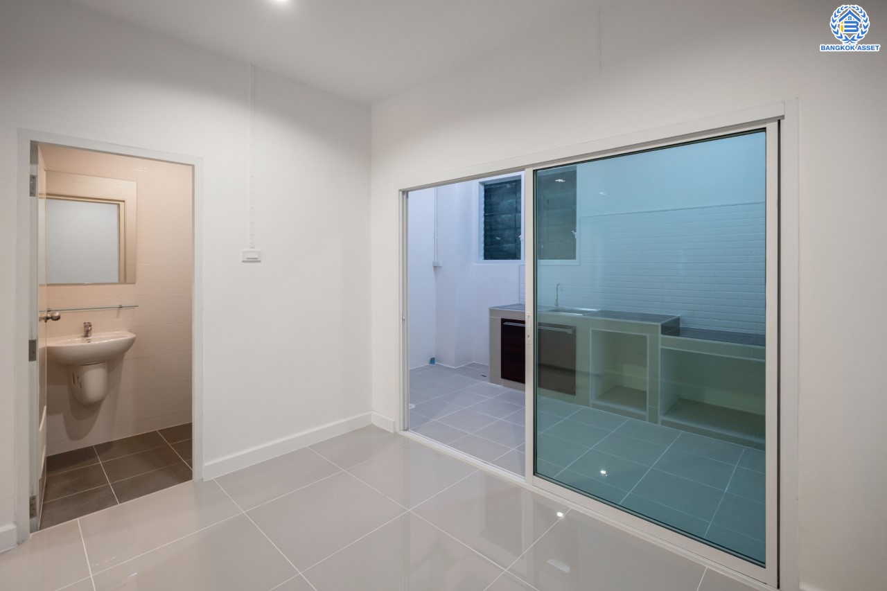 บ้านมือสองตกแต่งใหม่ ม.พิบูลย์การ์เด้นวิลล์ พิบูลย์สงคราม-พระราม5 เนื้อที่ 18 ตร.ว. ฟังก์ชัน 3 ห้องนอน 2 ห้องน้ำ จอดรถได้ 1 คัน บนสุดยอดทำเล! เชื่อมถนนพิบูลย์สงคราม, วงศ์สว่าง, นครอินทร์ และติวานนท์ ใกล้จุดขึ้นทางด่วนศรีรัช-วงแหวนรอบนอก ใกล้รถไฟฟ้า "สถานีแยกติวานนท์"...